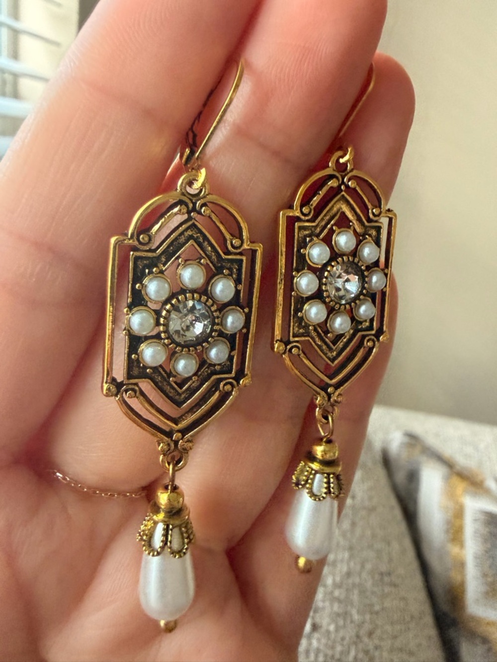 Vintage-Inspired Gold Pearl Drop Earrings - Elegant White Pearls - Picture 4 of 5